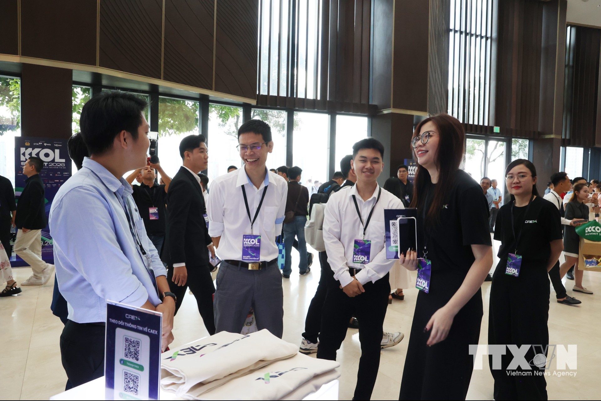 Khách tham quan giao lưu bên lề Hội nghị KOL toàn quốc lần thứ II. (Ảnh: Hồng Đạt/TTXVN)